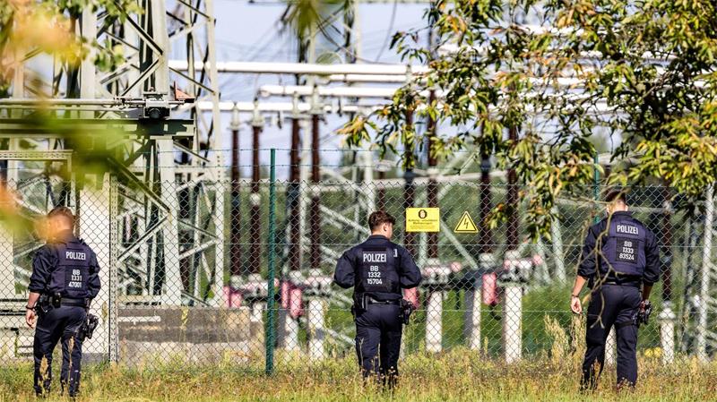 Einsatzkräfte der Polizei durchsuchten auch am Tag nach der Tat das Gelände um die Hochspannungsleitungen.