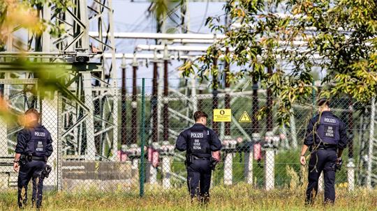 Einsatzkräfte der Polizei durchsuchten auch am Tag nach der Tat das Gelände um die Hochspannungsleitungen.