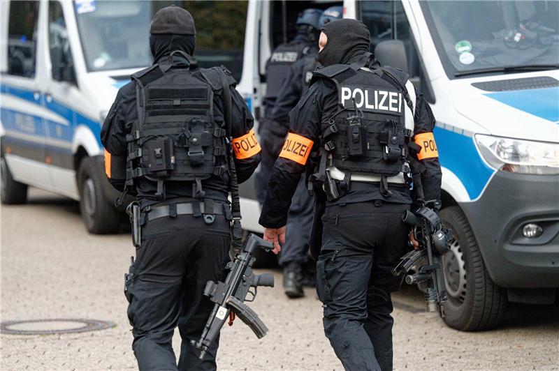 Amokalarm an Schule: Entwarnung und Erleichterung Einsatzkräfte der Polizei gehen vor einer Realschule in Siegburg. Angeblich wurden in der Schule Personen mit Waffen gesehen. Foto: Henning Kaiser/DPA