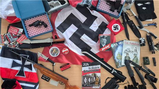 Einsatzkräfte der Polizei haben Wohnungen von fünf mutmaßlichen Mitgliedern einer rechtsextremistischen Gruppe in der Stadt Bremen durchsucht und zahlreiche Waffen und Gegenstände sichergestellt. (Handout)
