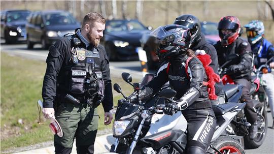 Einsatzkräfte der Polizei kontrollieren auf der L 96 vor der Rappbodetalsperre die Verkehrsteilnehmer. Anhänger der Auto-Tuning-Szene aus ganz Deutschland haben sich im Harz unter Polizei-Präsenz an der Rappbodetalsperre und im benachbarten Tunnel getroffen.