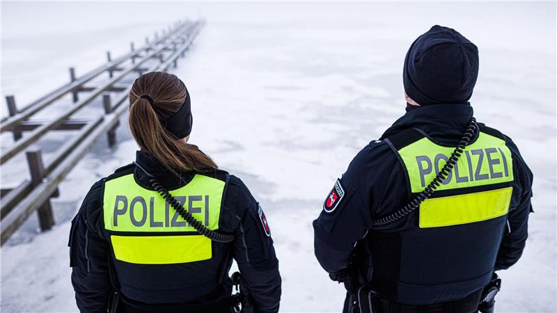 Einsatzkräfte der Polizei kontrollierten am Sonntagmorgen die Eisfläche des zugefrorenen Steinhuder Meeres.