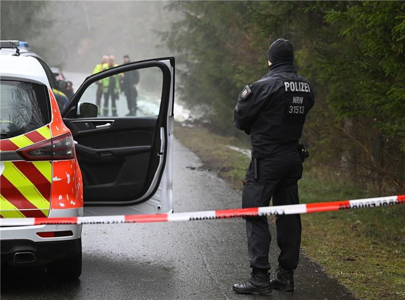 Trauer um getötete Zwölfjährige in Freudenberg Einsatzkräfte der Polizei nahe des Fundorts einer Leiche in Freudenberg.