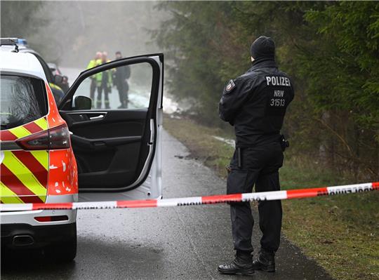Einsatzkräfte der Polizei nahe des Fundorts einer Leiche in Freudenberg.