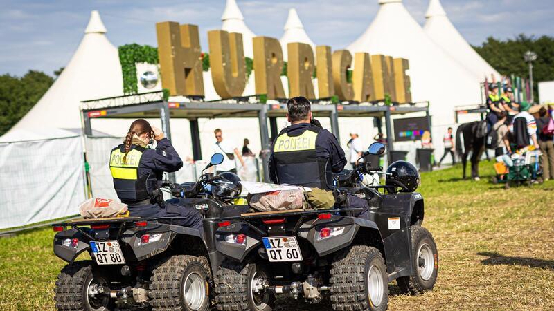 Zehntausende Musikfans feiern beim Hurricane-Festival Einsatzkräfte der Polizei patrouillieren mit Quads auf dem Gelände.