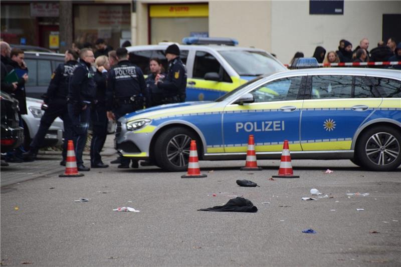 Polizei erschießt bewaffneten Mann - LKA ermittelt Einsatzkräfte der Polizei sichern den Tatort in Mannheim.