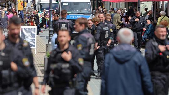 Einsatzkräfte der Polizei sichern den den Christopher Street Day (CSD) in Wernigerode am 7. Juni.
