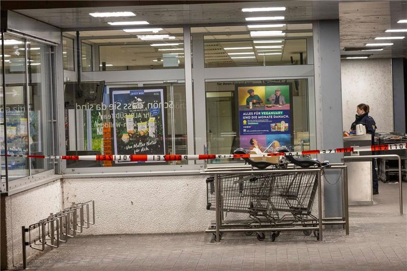 Einsatzkräfte der Polizei sichern einen Supermarkt im hessischen Mörfelden. In einem Supermarkt im südhessischen Mörfelden-Walldorf ist am Abend eine 38 Jahre alte Angestellte erschossen worden. Der 48 Jahre alte mutmaßliche Täter hat danach Suizid begangen, wie die Staatsanwaltschaft Darmstadt und die Polizei mitteilten.