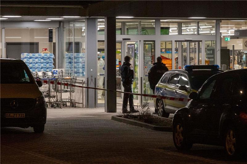 Einsatzkräfte der Polizei sichern einen Supermarkt im hessischen Mörfelden. In einem Supermarkt im südhessischen Mörfelden-Walldorf ist am Abend eine 38 Jahre alte Angestellte erschossen worden. Der 48 Jahre alte mutmaßliche Täter hat danach Suizid begangen, wie die Staatsanwaltschaft Darmstadt und die Polizei mitteilten.