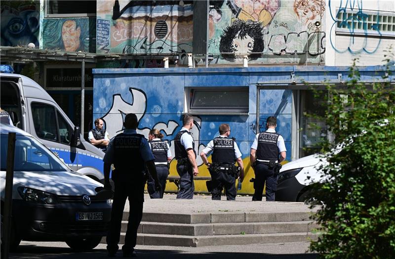 Messerattacke an Grundschule - Angeklagter schweigt Einsatzkräfte der Polizei sichern vor der Grundschule in Esslingen den Tatort.