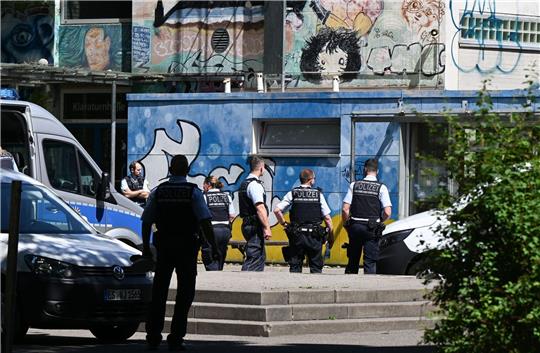 Einsatzkräfte der Polizei sichern vor der Grundschule in Esslingen den Tatort.