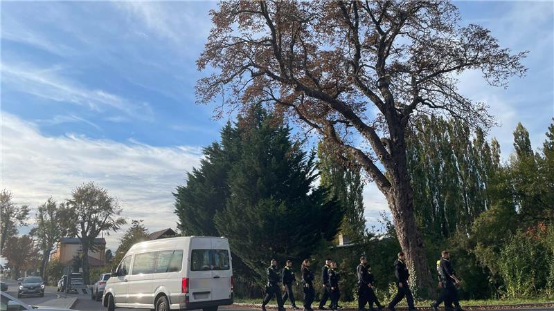 Einsatzkräfte der Polizei sind in dem Ortsteil Lindenberg unterwegs.