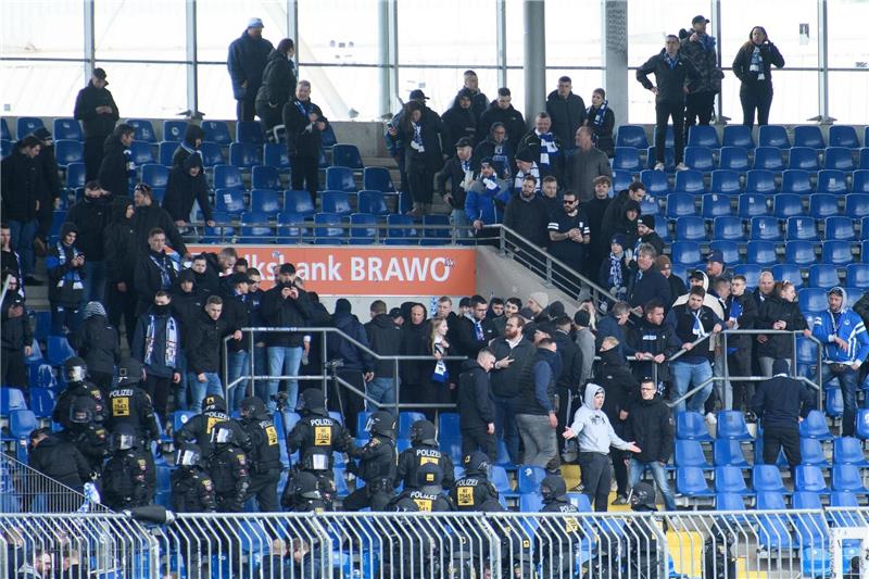 Polizeieinsatz in Braunschweig: Vater und Tochter geschockt Einsatzkräfte der Polizei sind nach dem Schlusspfiff auf der Tribüne im Fanblock von Hertha BSC im Einsatz.