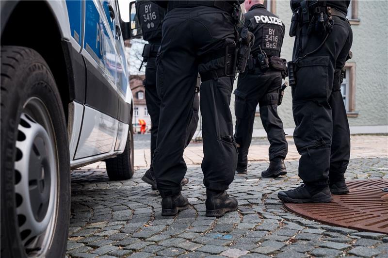 Elfjähriger mutmaßlich an Tod von Zehnjähriger beteiligt Einsatzkräfte der Polizei sperren die Straße zu einem Kinder- und Jugendhilfezentrum ab. In der Einrichtung war eine Zehnjährige tot gefunden worden.