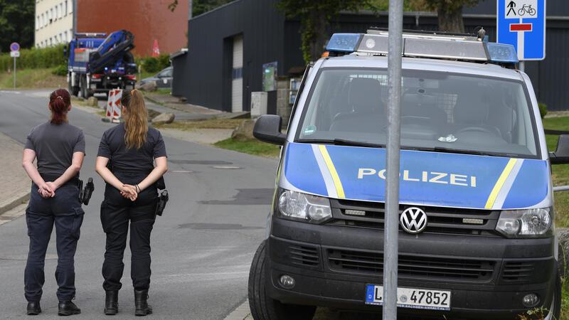 Einsatzkräfte der Polizei stehen an der Zufahrt zum Brocken.