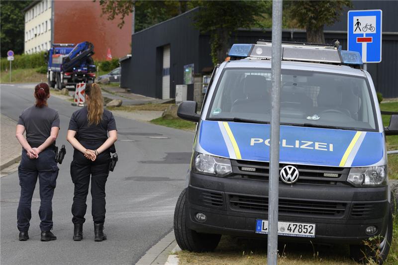 Einsatzkräfte der Polizei stehen an der Zufahrt zum Brocken. Aufgrund eines Wald...