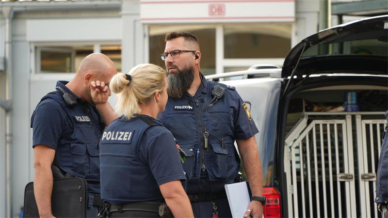 Zwei Menschen bei Explosion in Bahnhofsnähe verletzt Einsatzkräfte der Polizei stehen in der Nähe des Bahnhofs.