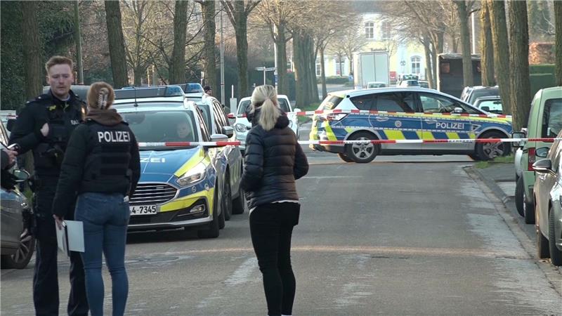 Explosion auf Gehweg: 58-Jähriger schwer verletzt Einsatzkräfte der Polizei stehen in der Nähe des Tatorts in Ochtrup.