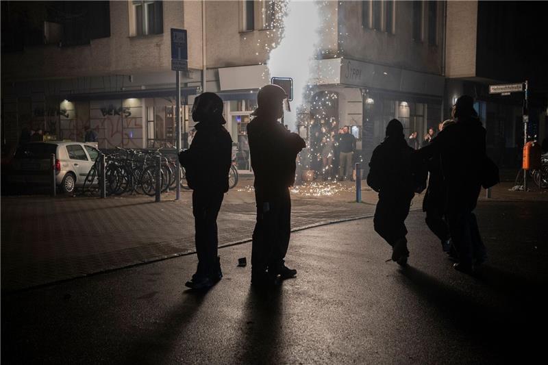 Angriffe auf Polizei, Hunderte Festnahmen in Berlin Einsatzkräfte der Polizei stehen unweit vom Kottbuser Damm.