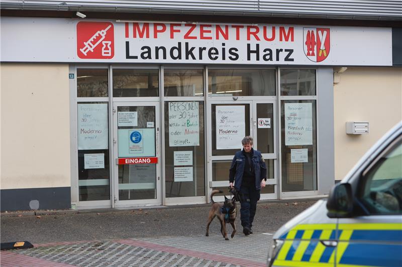 Einsatzkräfte der Polizei stehen vor dem Impfzentrum in Quedlinburg. Am Mittag wurde das Impfzentrum wegen einer Bombendrohung vorsorglich evakuiert. Spürhunde untersuchen das Gebäude mit einer Fläche von 1000 Quadratmeter nach Sprengstoff ab. Foto: Matthias Bein/dpa