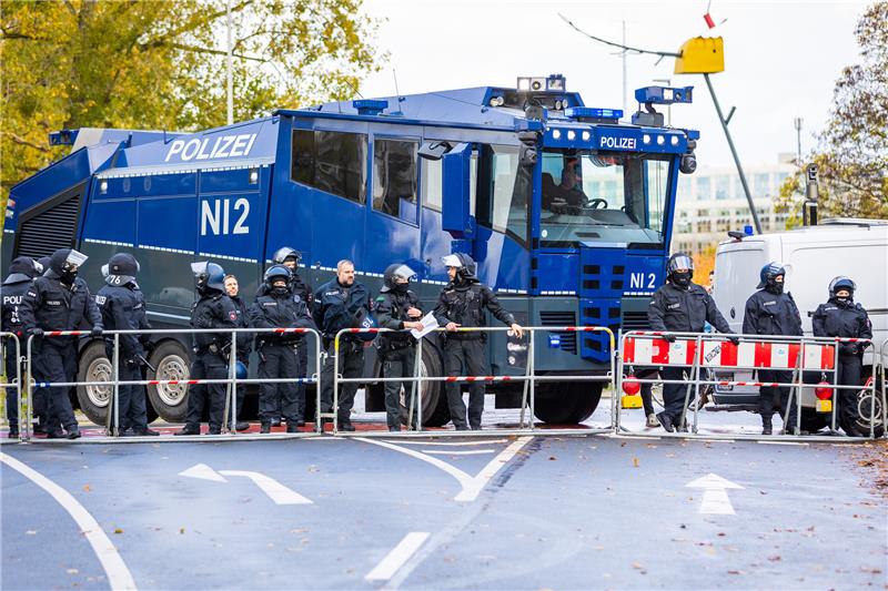 Fanforscher nach dem Derby: Mehr Polizei provoziert mehr Gewalt Einsatzkräfte der Polizei stehen vor einem Wasserwerfer vor dem Stadion in Hannover. Foto: Moritz Frankenberg/dpa