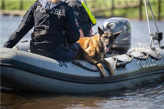 Einsatzkräfte der Polizei suchen nach dem vermissten Arian.
