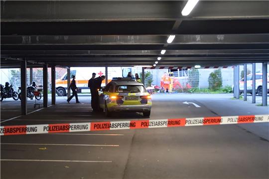 Einsatzkräfte der Polizei und Rettungskräfte vom Deutschen Roten Kreuz an der Unfallstelle im Einsatz.