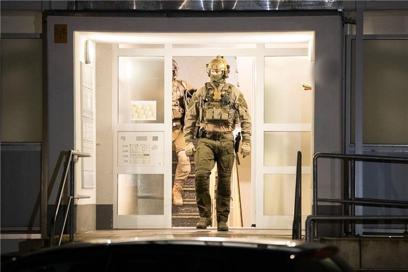Zahlreiche Festnahmen bei Großrazzia gegen Schleuser-Bande Einsatzkräfte der Polizei verlassen ein Gebäude in Düsseldorf.