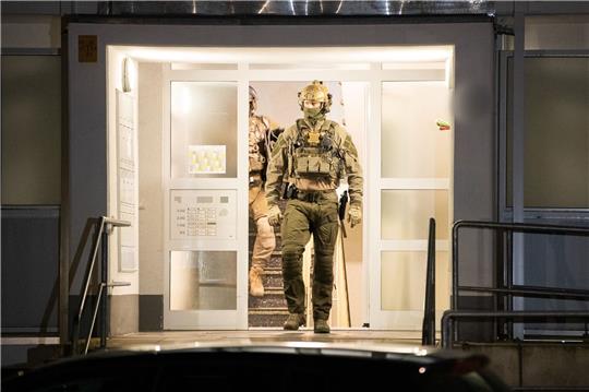 Einsatzkräfte der Polizei verlassen ein Gebäude in Düsseldorf.