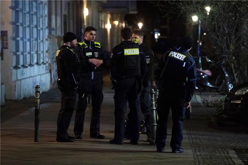 Familienstreit mit Machete - Angreifer stirbt Einsatzkräfte der Polizei vor einem Wohnhaus in Berlin-Kreuzberg. Dort eskalierte ein Familienstreit.