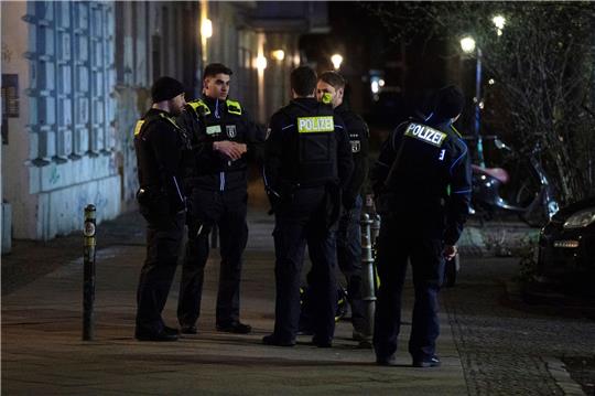 Einsatzkräfte der Polizei vor einem Wohnhaus in Berlin-Kreuzberg. Dort eskalierte ein Familienstreit.