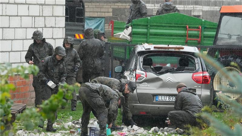 Polen und Rumänien in Alarmbereitschaft wegen Drohnen Einsatzkräfte der Territorialen Verteidigung räumen Trümmer vom zerstörten Dach eines Hauses auf, nachdem russische Drohnen den polnischen Luftraum verletzt haben. (Archivbild)