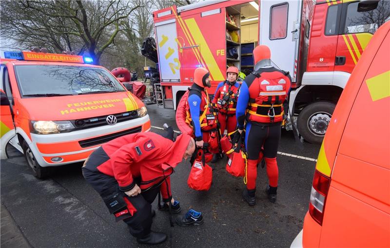 Einsatzkräfte fassungslos über Hochwassertouristen Einsatzkräfte der Wasserrettung der Feuerwehr Hannover auf einer überfluteten Straße zwischen Hannover und Hemmingen. Ein Mann war mit dem Fahrrad auf einer gesperrten Straße im tiefen Wasser gestürzt und weggespült worden.