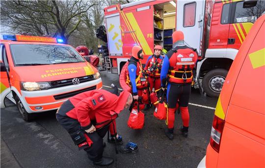 Einsatzkräfte der Wasserrettung der Feuerwehr Hannover auf einer überfluteten Straße zwischen Hannover und Hemmingen. Ein Mann war mit dem Fahrrad auf einer gesperrten Straße im tiefen Wasser gestürzt und weggespült worden.