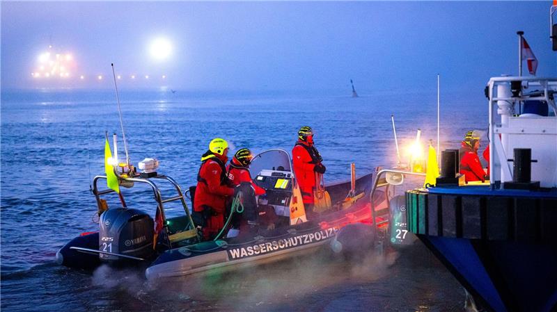 Castor-Transport soll nach Bayern rollen Einsatzkräfte der Wasserschutzpolizei sichern den Hafen, in dem das Spezialschiff „Pacific Grebe“ angelegt hat.