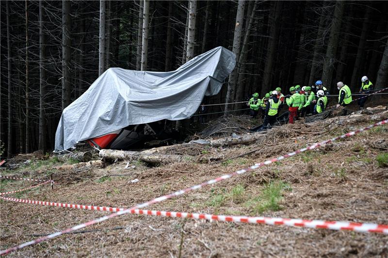 Anklage wegen Seilbahn-Absturz 2021 am Lago Maggiore erhoben Einsatzkräfte des Bergrettungsdienstes arbeiten nach dem Absturz in Stresa an der Unfallstelle.
