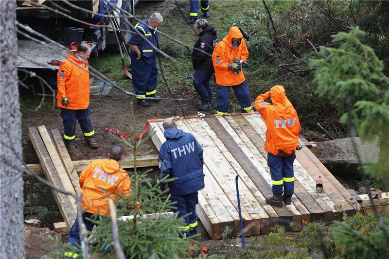 Brocken-Brand: Löschflugzeuge nach Harz-Einsatz zurück in Rom Einsatzkräfte des THW stehen im Brockengebiet am Eckerloch und richten eine Brücke als Zuwegung für die Einsatzkräfte der Feuerwehr ein. Foto: Matthias Bein/DPA