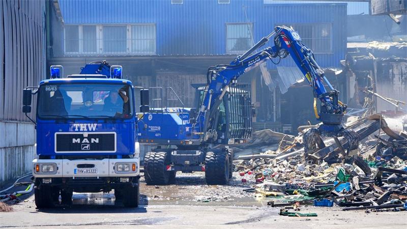 Brand auf Stuttgarter Großmarkt verursacht Millionenschaden Einsatzkräfte des Technischen Hilfswerks (THW) beseitigen mit einem Bagger Schutt nach dem Feuer in einem Gewerbegebiet in Stuttgart.