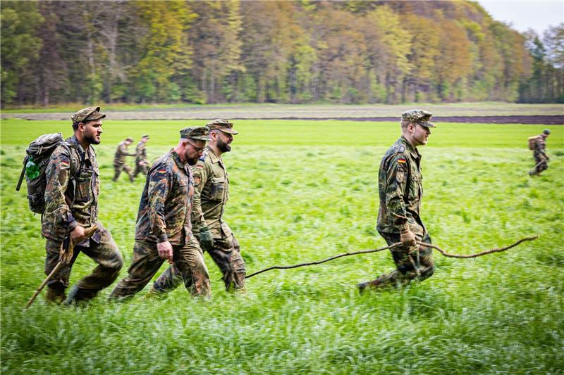 Wo ist der kleine Arian? - 1200 Helfer waren auf der Suche Einsatzkräfte durchkämmen das Gebiet zwischen Elm und der Gemeinde Oldendorf.