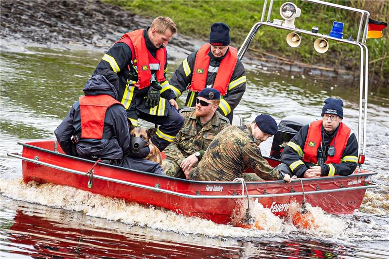 Wo ist der kleine Arian? - 1200 Helfer waren auf der Suche Einsatzkräfte durchsuchen nahe Elm die Oste, einen Nebenfluss der Elbe.