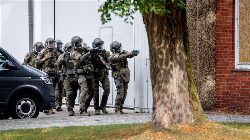 Einsatzkräfte eines Spezialeinsatzkommandos überwältigten den mutmaßlichen Angreifer. (Symbolbild)