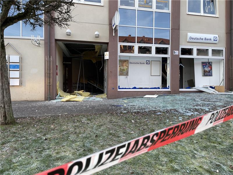 Bad Sachsa: Geldautomat neben Polizeistation gesprengt Einsatzkräfte haben den Tatort abgesperrt. Foto: Polizeidirektion Göttingen
