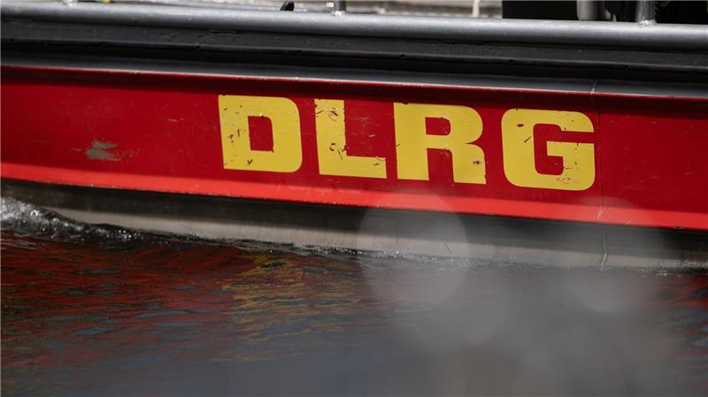 Einsatzkräfte haben die Leiche eines Mannes aus einem Baggersee geborgen. (Symbolbild)