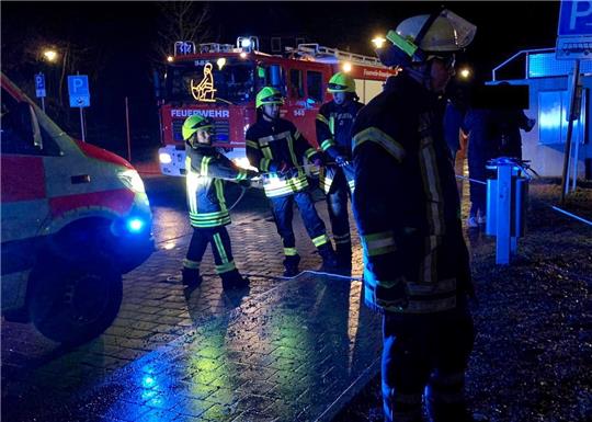 Einsatzkräfte helfen bei der Bergung des Touristen aus der Bode. Foto: Feuerwehr Braunlage