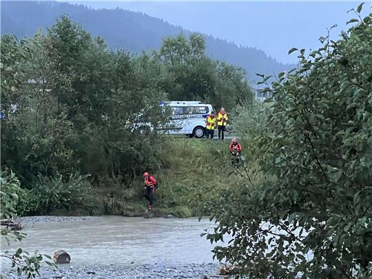 Einsatzkräfte im August 2022 an der Kitzbüheler Ache, wo ein Sechsjähriger tot aufgefunden wurde.