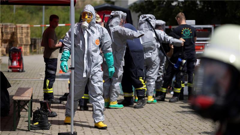 Einsatzkräfte in Schutzanzügen sind nach einem Unfall mit Arsen in Osterwieck im nördlichen Vorland des Harzes im Einsatz.