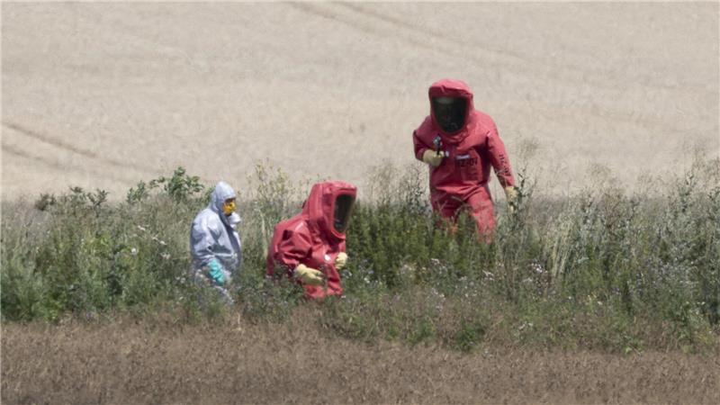 Entwarnung nach dem Einbruch: Keine Giftstoffe freigesetzt Einsatzkräfte in speziellen Schutzanzügen im Einsatz an einem Feldrand. Am Morgen sei es zu der Großschadenslage gekommen, teilte der Landkreis mit.