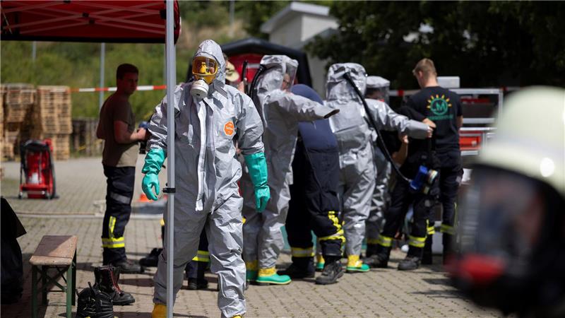 Chemie-Großeinsatz im Harz: Diebe stehlen hochgiftiges Arsen Einsatzkräfte in speziellen Schutzanzügen sind im Einsatz.