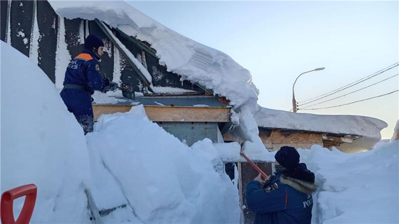 Einsatzkräfte kämpfen auf der fernöstlichen Halbinsel Kamtschatka gegen die Schneemassen.