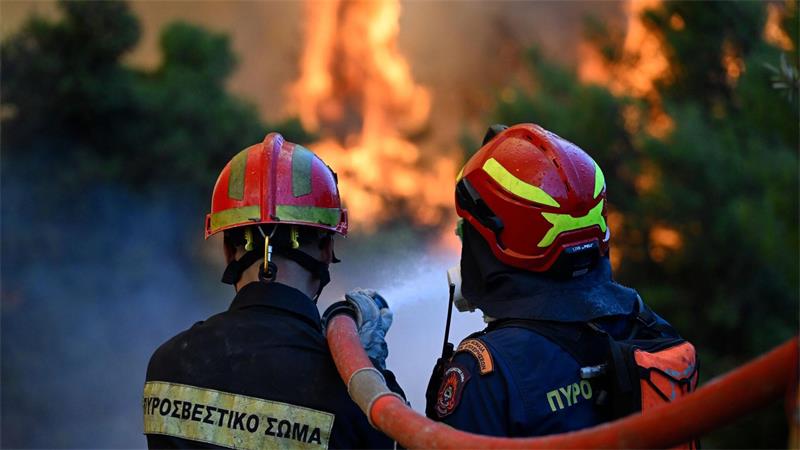 Waldbrände: Feuer wütet bei Athen, Hubschrauber explodiert Einsatzkräfte kämpfen nordwestlich von Athen gegen die Flammen.